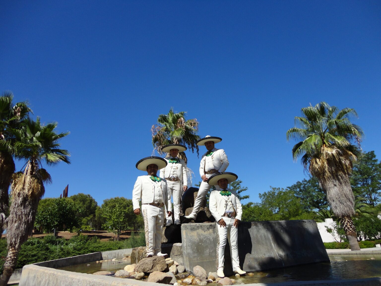 Mariachi Mezcal Traje Blanco